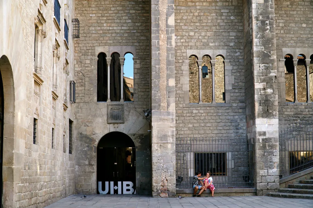 gothic-quarter-barcelona-courtyard-