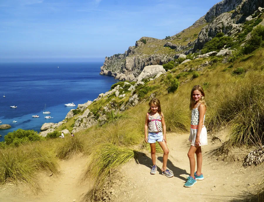 Girls-hiking-Cala-Figuera-Mallorca-