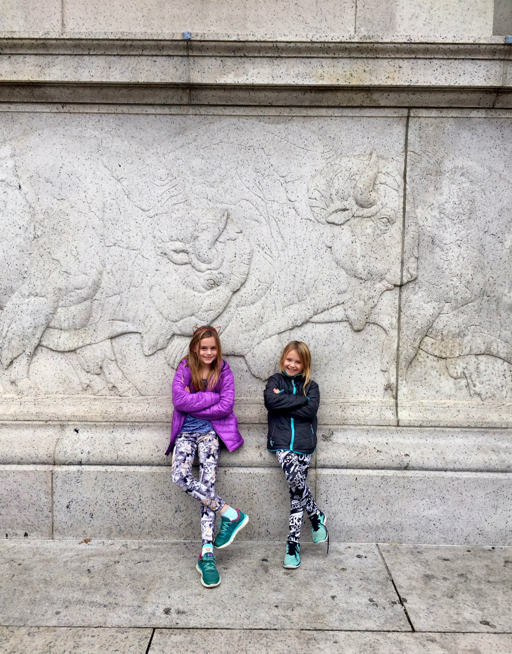 girls-museum-natural-history-outside-new-york-