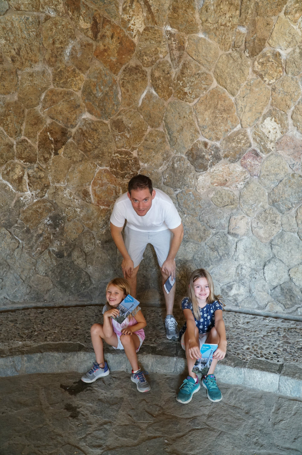 park-guell-girls-gaudi-