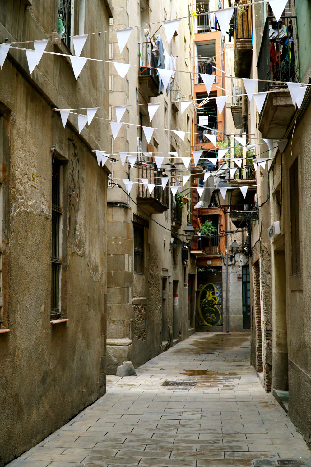 Barcelona-alley-