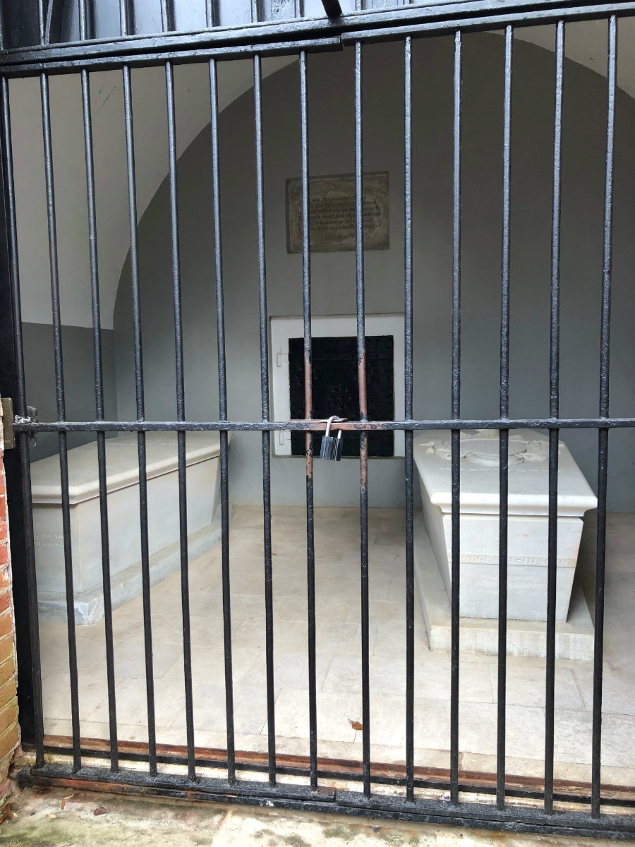 The tombs of George and Martha Washington