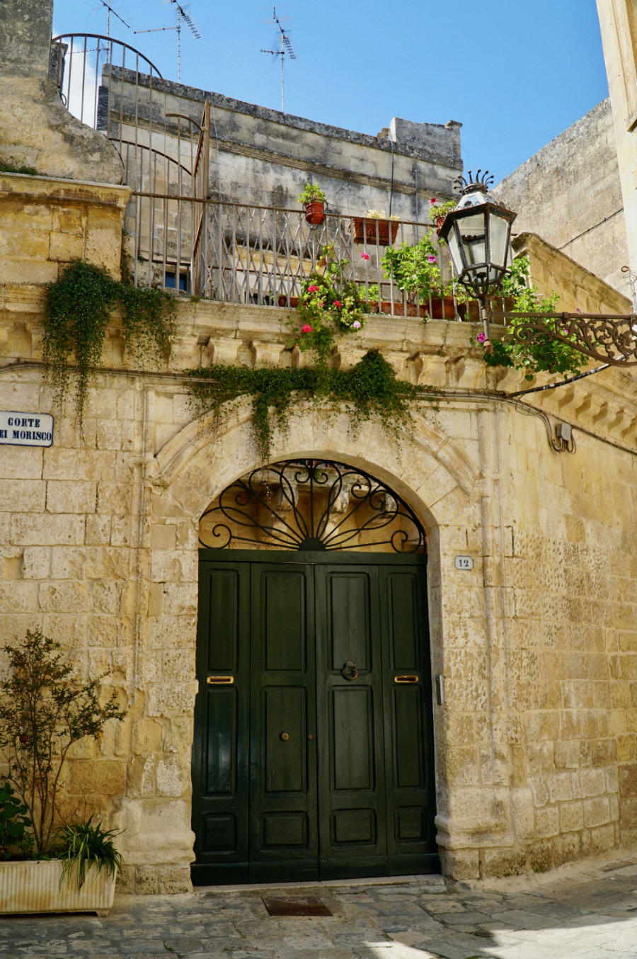 Lecce-Puglia-green-door