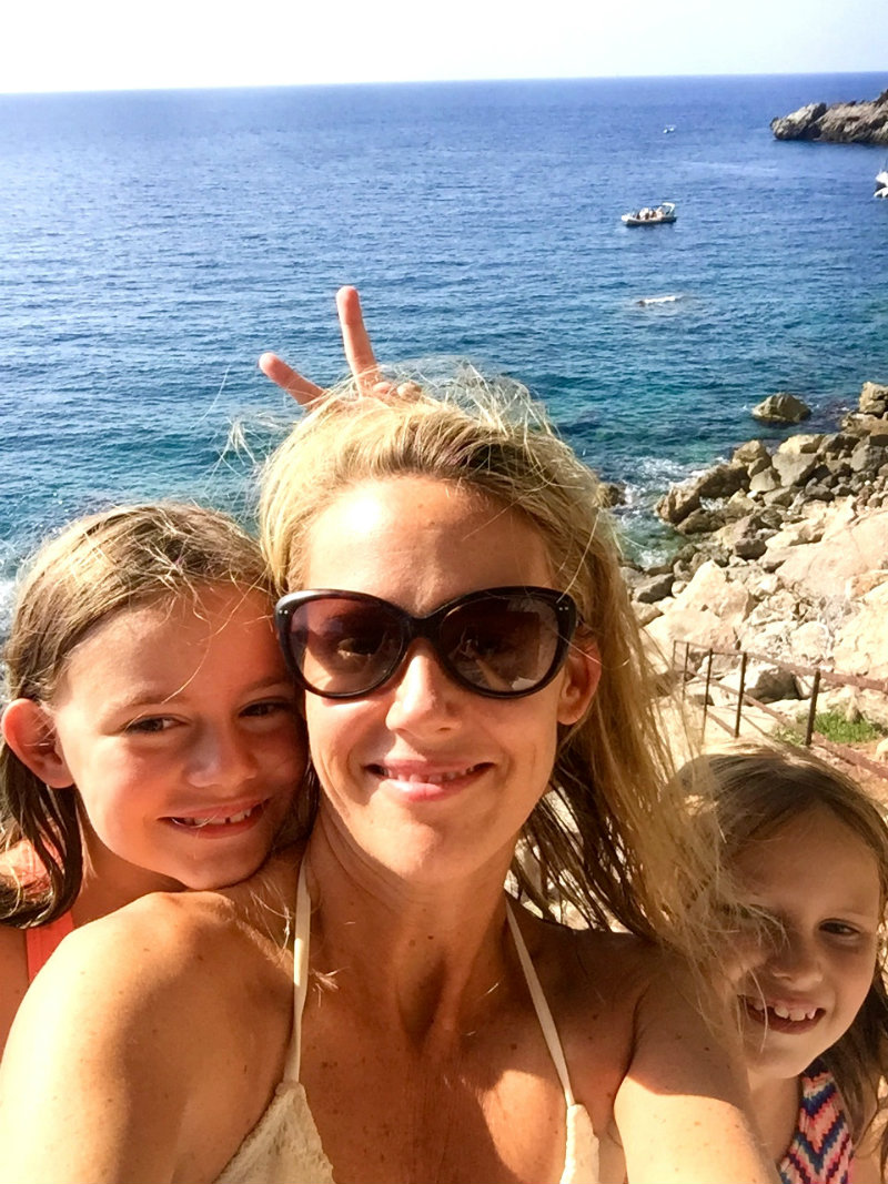 Mallorca-Deia-cove-girls-