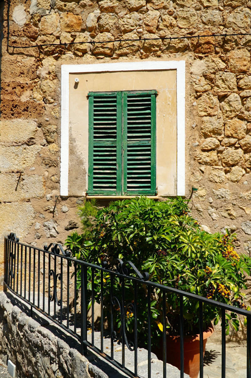 Mallorca-Deia-green-shutters-