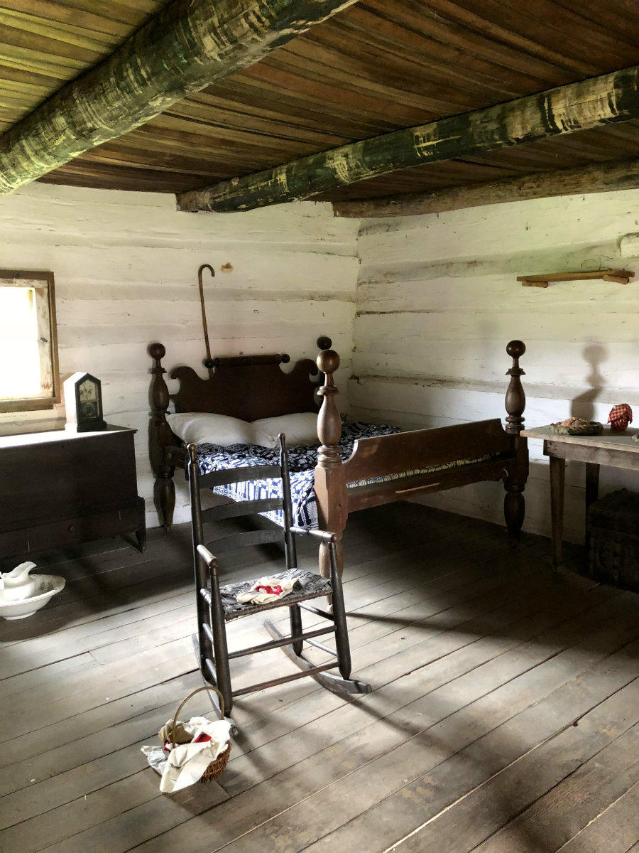 Hermitage-slave-cabin