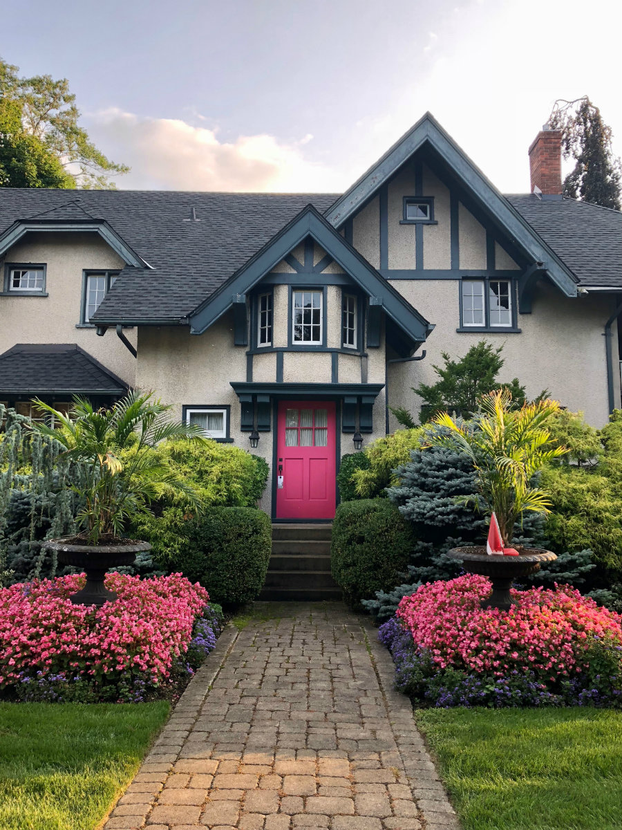 niagara-on-the-lake-pink-door
