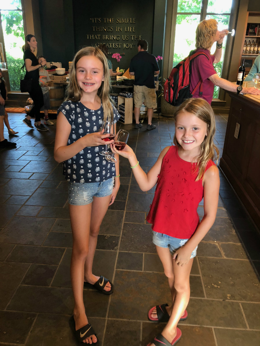 niagara-on-the-lake-wine-tasting-girls