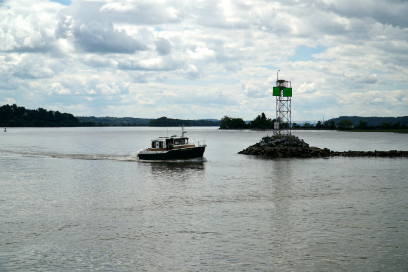 Boat coming in on the Hudson River to the Saugerties Lighthouse.